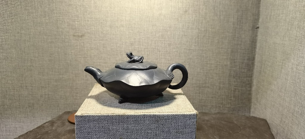荷叶青蛙壶.jpg